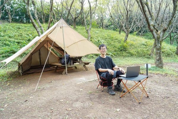 RECAMPしょうなんのキャンプ場でテレワークをする砂流さん