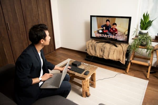 NUCを使ってTVでYouTubeを見る佐藤さん