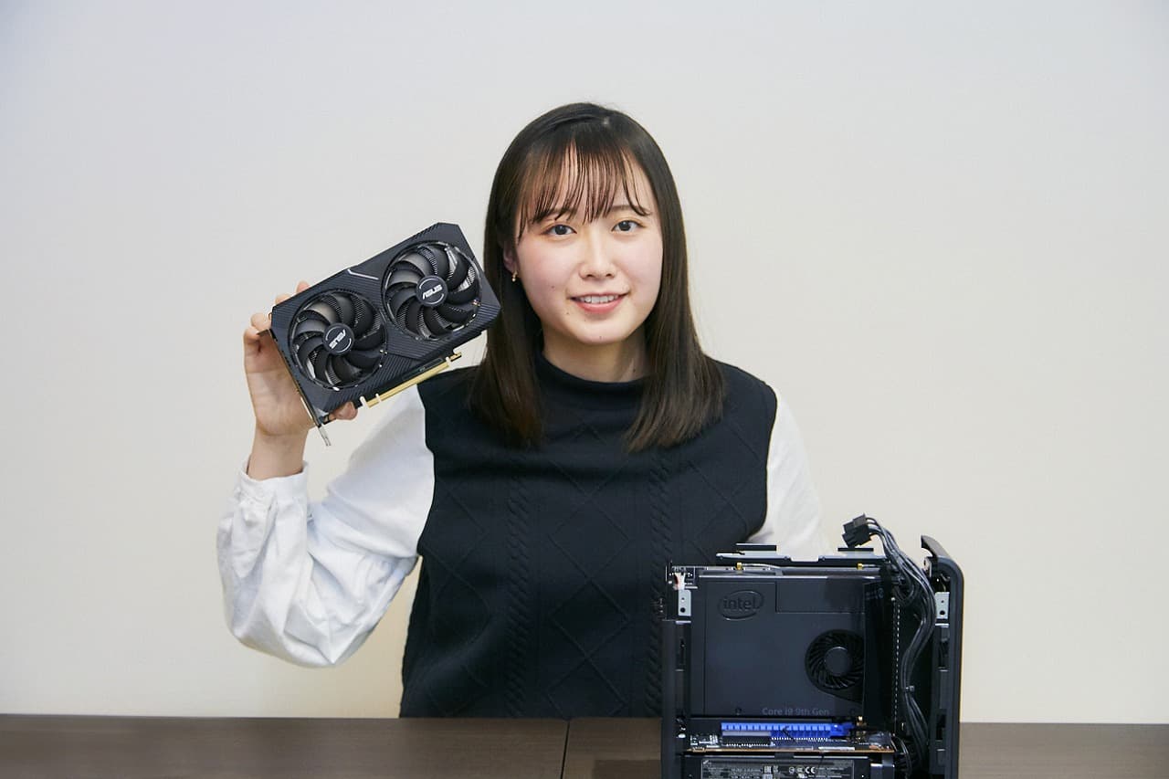自作 PC 歴5カ月の自作系女子大生YouTuber・牧ひよりがNUCのゲーミング