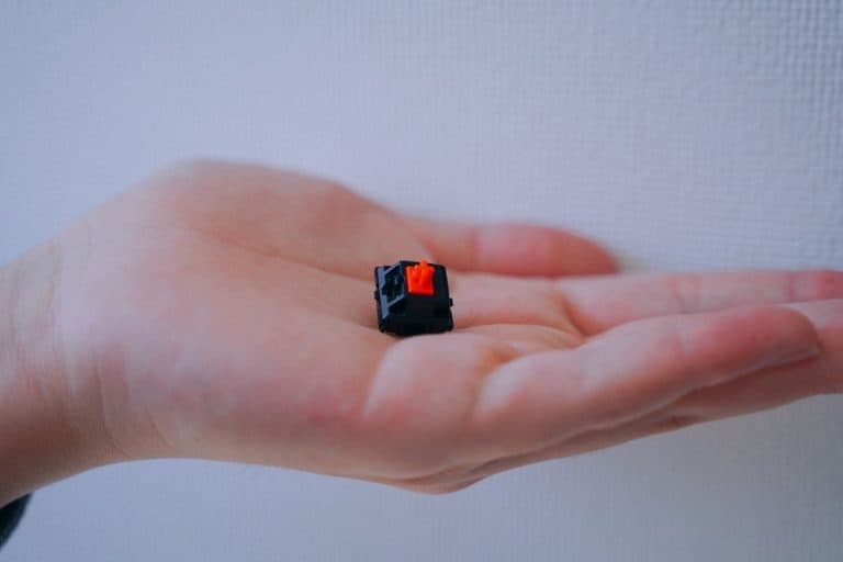 キーボードの軸の例。チェリー MX社の「赤軸」の画像