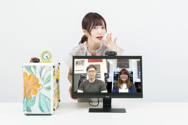 PCの前でポーズをとるおとはす