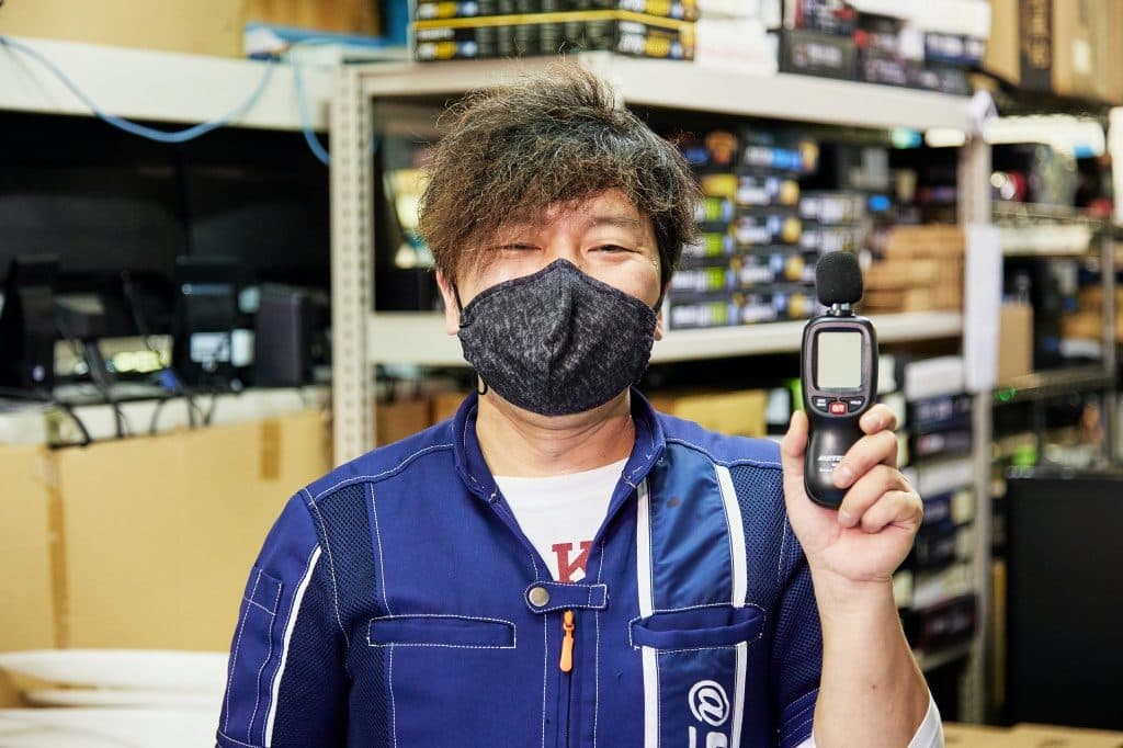 騒音測定器を持つサイコムの小野信介さん