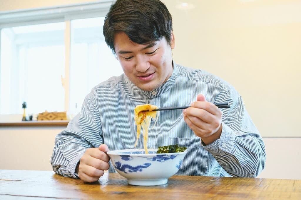 「辛旨！食べるラー油で韓国風とんこつ」を食べるイチロー