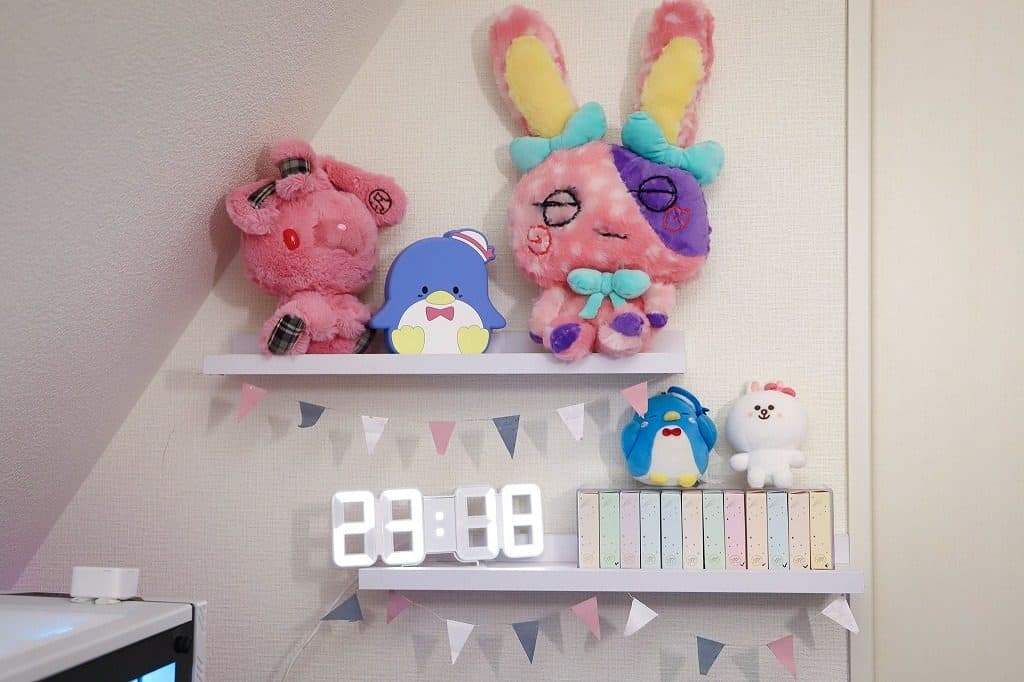 自作PC女子図鑑_瑠花さんの部屋。DIYで取り付けた飾り棚まわりの写真