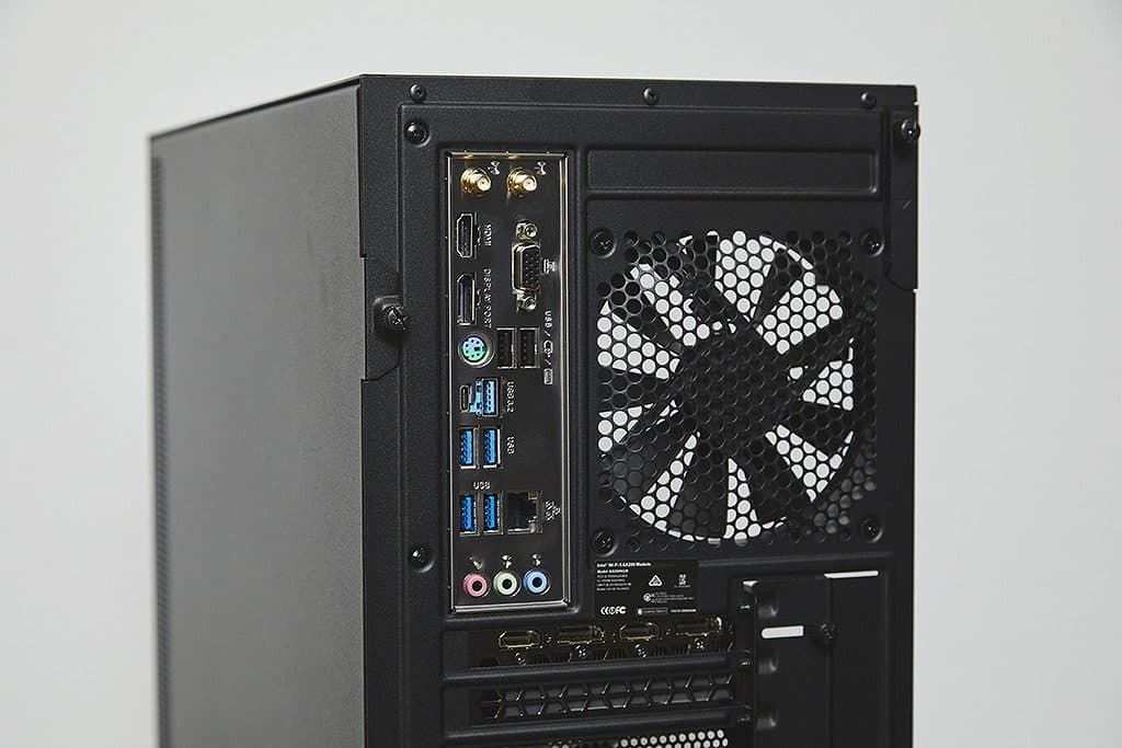 SEVENのBTOパソコン「ZEFT R26LP」の背面ファン付近アップ