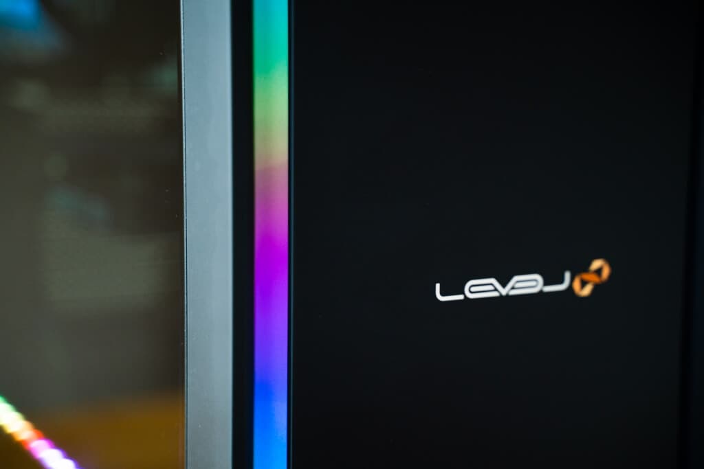 パソコン工房「LEVEL-R76P-LC127-SAX [RGB Build]」のフロントスリットからみえるLEDライト
